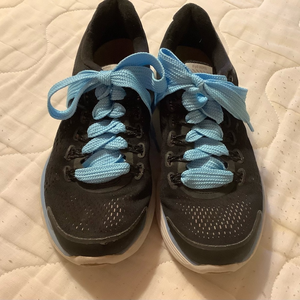 Black Nike running shoes size 8.